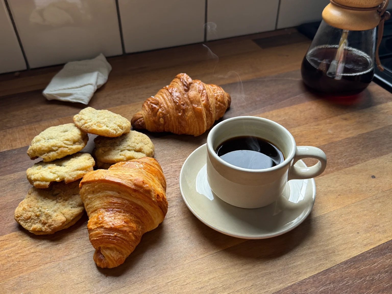 Illustrierte Szene rund um Kaffeegenuss und Zubereitung